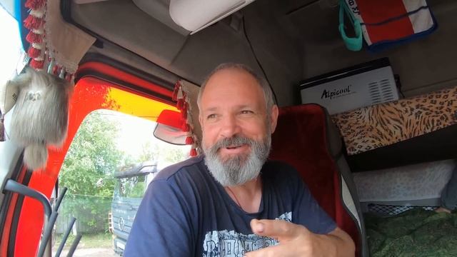 Прощéлкал клювом и чуть груз не потерял.....