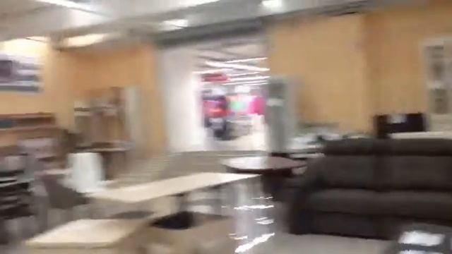 Танцы в торговом центре в мебельном отделе смотреть онлайн
