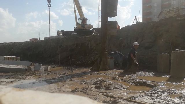 Забивка семнадцати метровой составной сваи, копровой установкой на базе экскаватора ЭО-5111.