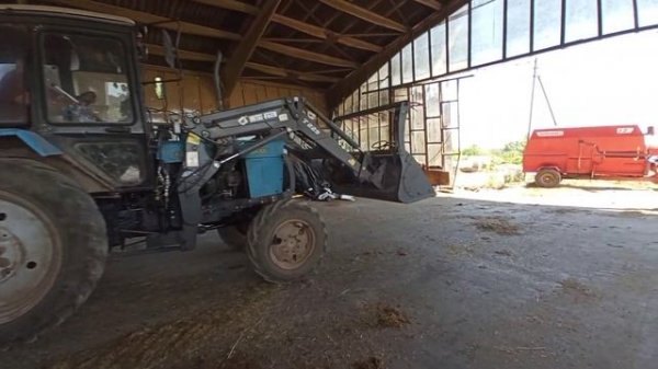 Погрузка кормов на МТЗ 82.1