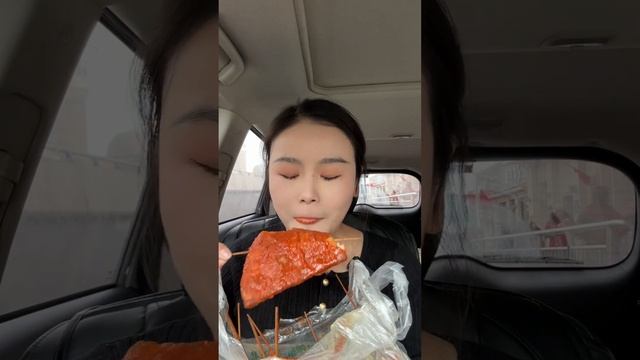 开车一小时来吃这家粉丝推荐的炸串，真绝了啊，一个人开车路况不熟车流量多的时候还有点紧张哈哈，但是真的值了！#炸串 #妈呀太香了 #新疆美食 #深夜炸串 смотреть онлайн