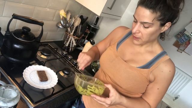 Episode 8: Guacamole, spinach and seeds on rye смотреть онлайн