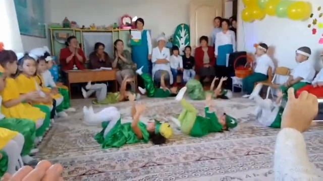 Балбөбек балалар бақшасы. Алтын күз. Лягушки биі смотреть онлайн