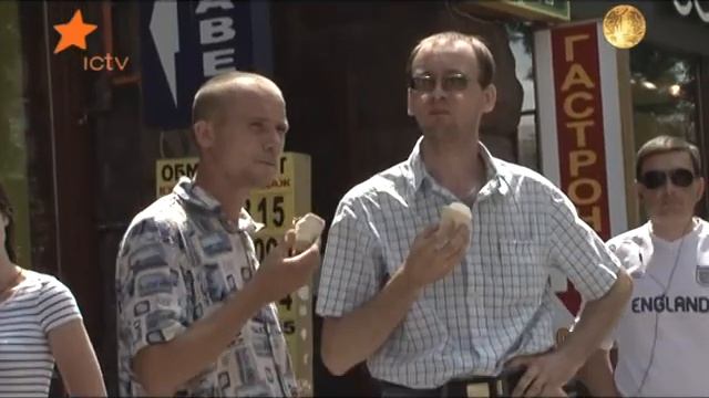 Ради денег можно и в "крокодил" на Крещатике поиграть! смотреть онлайн