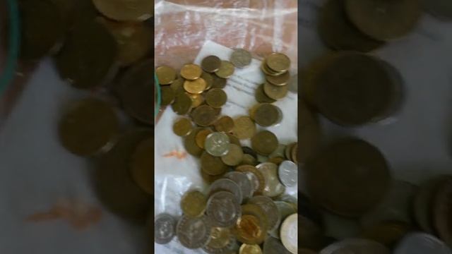 Множество монет разных номиналов ТЕНГЕ в двух посудинах и развалом лежат Тридцатого Мая на столе смотреть онлайн