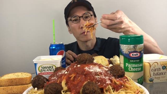 GIANT SPAGHETTI + MEATBALLS MUKBANG смотреть онлайн