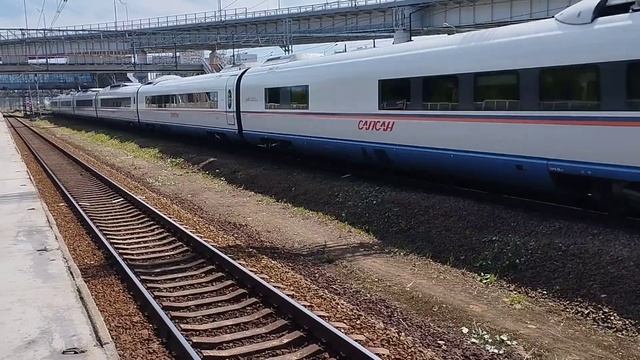 "С Днём России"! Электропоезд ЭВС1-06 "Сапсан" пролетает платформу Лихоборы. смотреть онлайн
