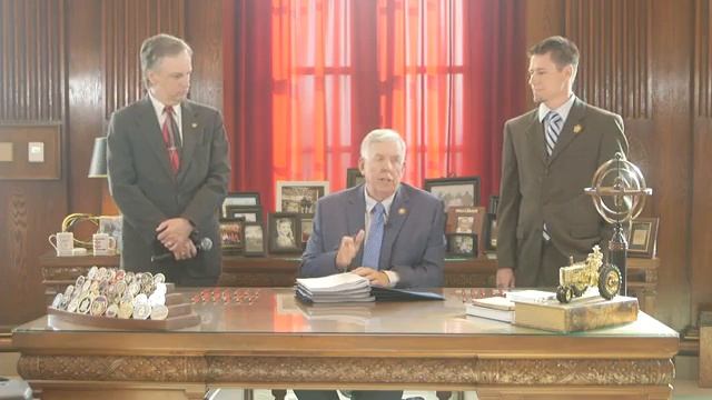 Missouri Governor Parson Signs Bill To Cut Taxes In The State смотреть онлайн