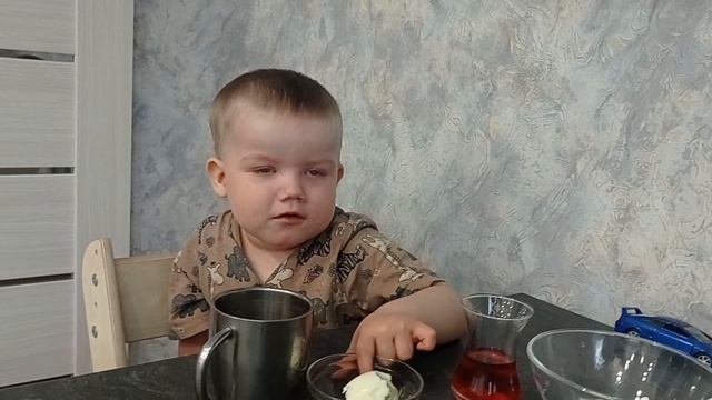 Даня завтракает. смотреть онлайн