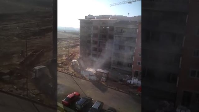 На стройку привезли известь, все скрылось в тумане