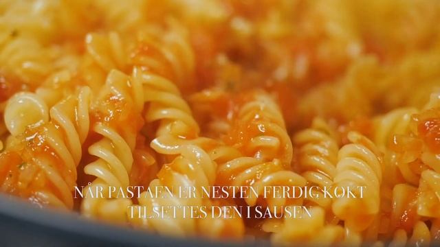 Bare Pasta sesong 3 - Barilla Fusilli med tomatsaus og asparges смотреть онлайн