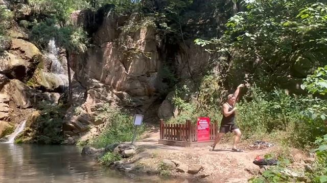 Тут снимали фильм Храм Шаолинь с Джетом Ли