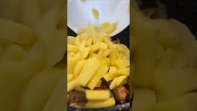 Потрясающие ребрышки с картошкой и кимчи❤️🔥 смотреть онлайн