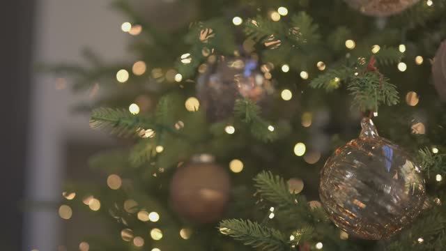 Inside Interior Designer Valentina's Decked-Out Christmas Home смотреть онлайн