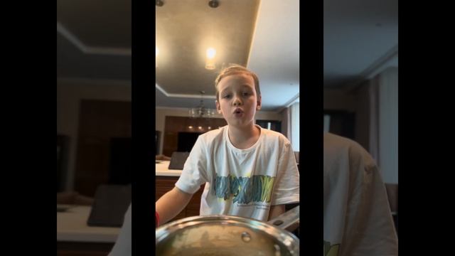 Готовим эклеры с разными начинками и политые и шоколадом смотреть онлайн