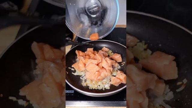 Когда мало красной рыбы. Рецепт вкусного ужина. Лосось. смотреть онлайн