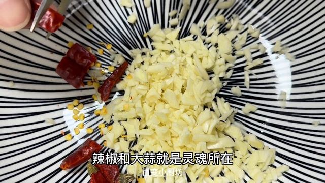 原來炒青菜也有竅門，教你一招，青菜鮮嫩脆爽，顏色翠綠不出水【百變小廚坊】#炒青菜 #青菜 смотреть онлайн
