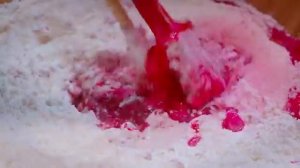 Let's make a pine needle feast in spring when new leaves and pine scent fill the air【滇西小哥】