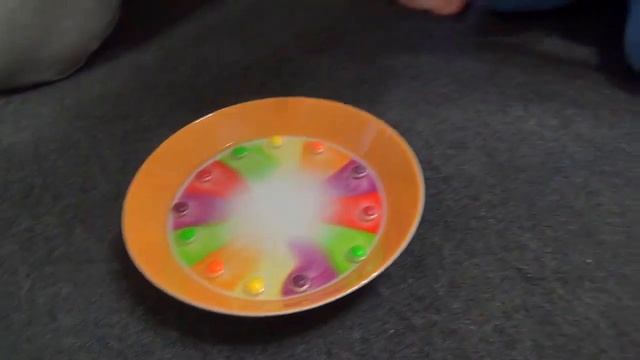 Эксперимент для детей Skittles смотреть онлайн