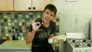 смешно готовит