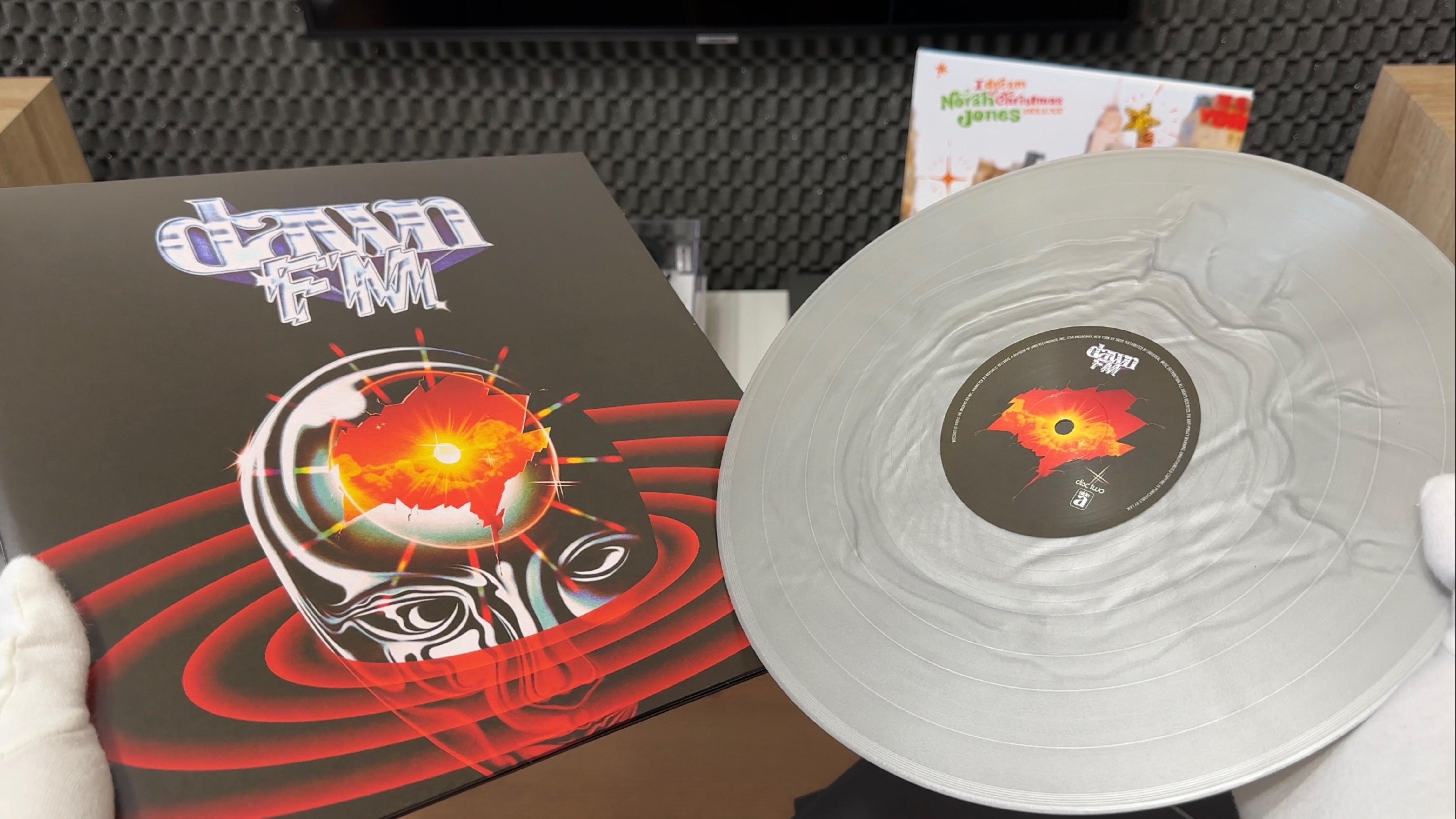 The Weeknd - Dawn FM (Limited Translucent Silver Vinyl) - Распаковка и обзор виниловой пластинки смотреть онлайн