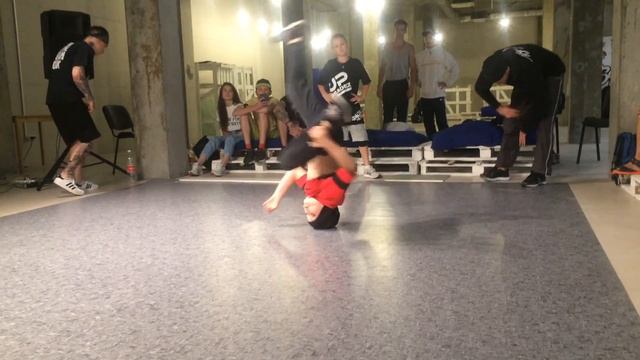 Выходы b-boy Мирон (10 лет) на БИТВЕ СМЕЛЫХ vol.6 "номинация Pro" (9.06.2018) смотреть онлайн