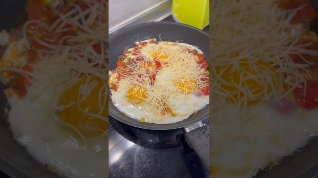 Пармеджано глазунья с зеленушкой🫠 🍳 🧀 🥬 #eggs #egg #scramble #foodie #krasnoyarsk #siberia смотреть онлайн