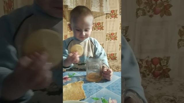 Вытираем стол мамиными блинами! смотреть онлайн