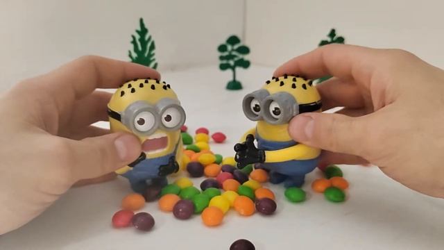 Миньоны нашли Skittles