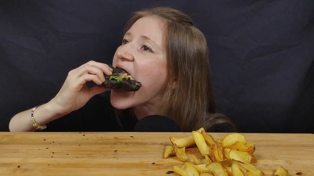 ЧЁРНЫЙ БУРГЕР МУКБАНГ ОТВЕТЫ НА ВОПРОСЫ | BLACK BURGER MUKBANG ANSWERS TO QUESTIONS | #BURGER смотреть онлайн