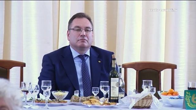 В Ревде для ветеранов СУМЗа устроили праздничный Огонек смотреть онлайн