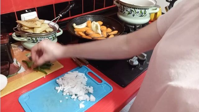 Готовлю овощное рагу 🍆🍅🫑🧅 смотреть онлайн