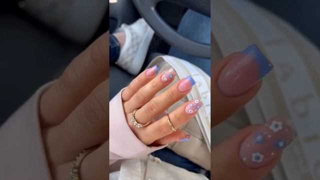 Fleurs sur les ongles 🌸💙 #ongles #indigo #ytshort #nails #nailsinspiration #nailart #fleurs #french смотреть онлайн