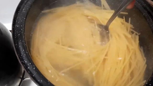 Шпагети с новым полуфабрикатом пробуем. Пробую новое мороженое с русского магазина . смотреть онлайн