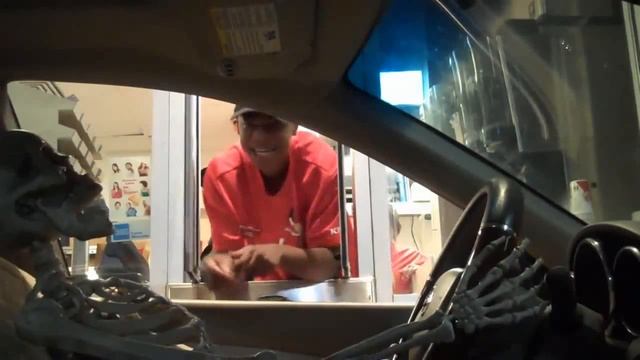 Скелет скучает по хавчику в МакАвто Пранк