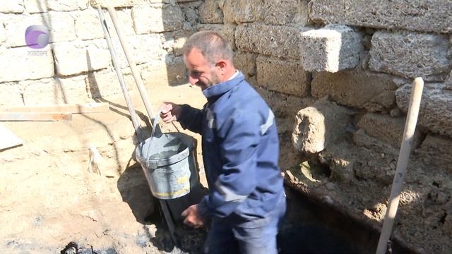Həyətdən çıxan su ev sahibini çətin vəziyyətə salıb - Bakıda смотреть онлайн