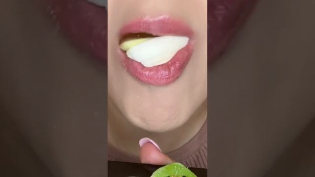 ASMR Eating sushi marshmallow and gummies!#sushi #satisfying #asmrsounds #asmrvideo #mukbang смотреть онлайн