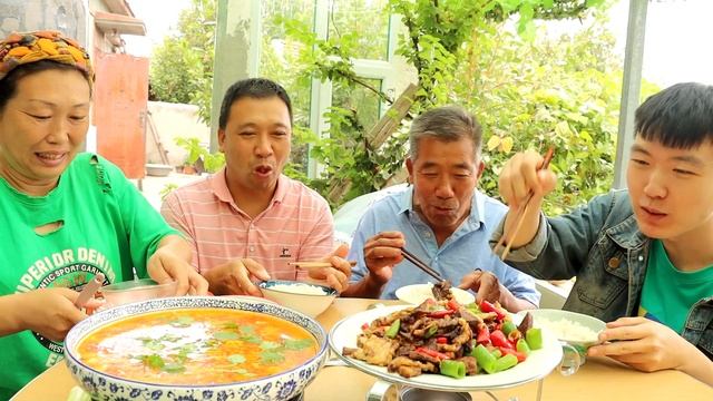 会成摘上1筐辣椒，拿来炒牛头肉，又香又辣真够味，老爸吃过瘾了【会成一家】 смотреть онлайн