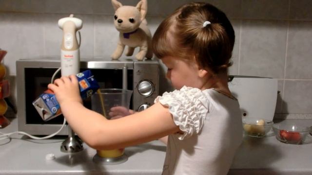 Клубничный смузи Готовим с Чи Чи Лав Smoothies of strawberries Cooking with Chi Chi Love смотреть онлайн