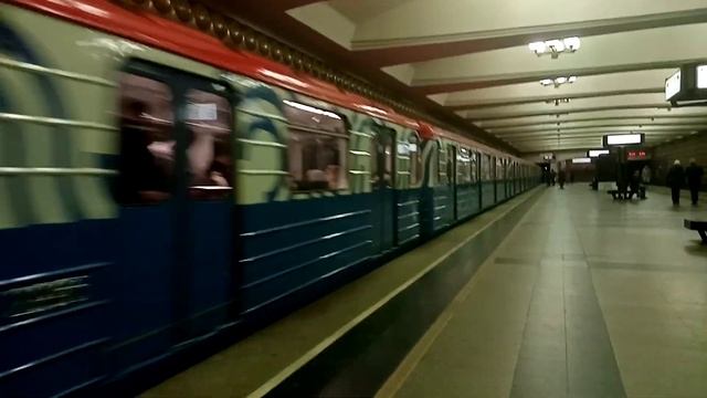 метропоезд "Номерной" прибывает на станцию Марьино. смотреть онлайн