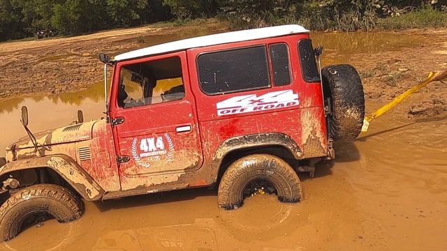 Toyota Land Cruiser 40 Series Sunday Madness !!