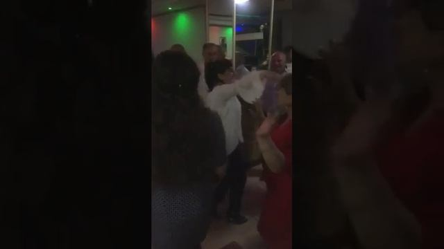 ТАНЦУЕТ МАМА ЛЮДА 😘😘😘😘 смотреть онлайн