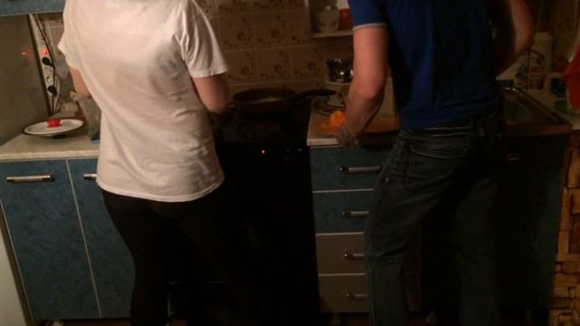 Обкуренные варят " ЩИ " с морковью и Танцами смотреть онлайн