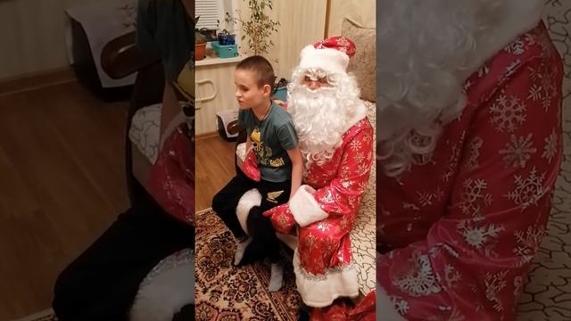 Слепой мальчик Алёшка, рассказывает стих на Новый Год, Деду Морозу и Снегурочки смотреть онлайн