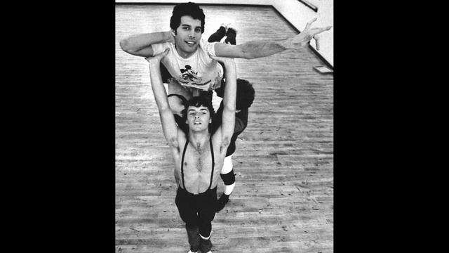 Freddie Mercury rehearsing with members of The Royal Ballet (London, 1979) смотреть онлайн
