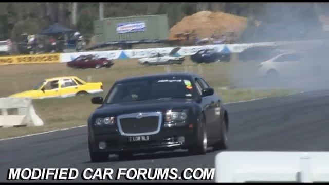 Chrysler 300c SRT powerskid at Queensland Powercruise 2009 смотреть онлайн