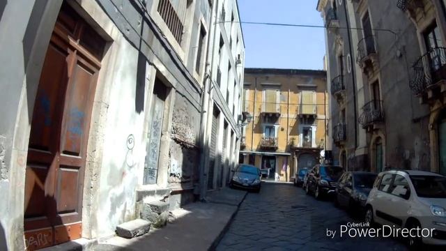 Поругалась с негром. Мигрантско-негритянская клоака в центре Катании.Еле унесла ноги. смотреть онлайн