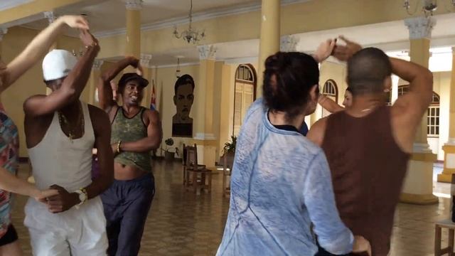 Foklaribe Students dancing Salsa in Santiago de Cuba смотреть онлайн