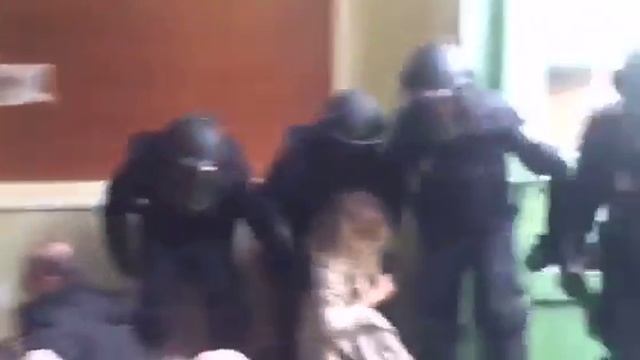 Полиция таскает женщин за волосы прямо на избирательном участке (Каталония, 1 октября 2017)