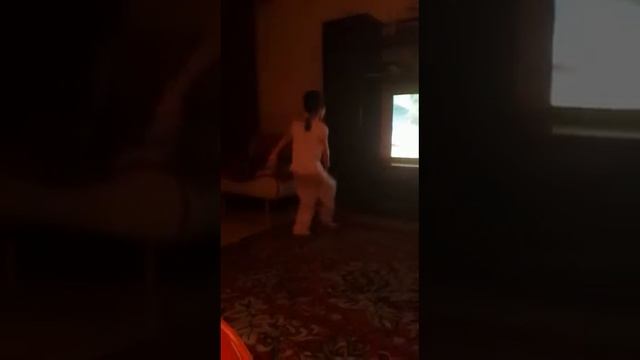 Девочка танцующая смотря на Телевизор смотреть онлайн